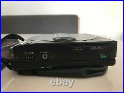 SONY DISCMAN D-T10 PORTABLE FM/AM CD PLAYER+ Battery Pack BP-100+ Tasche