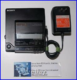 Sony D-555 Portable Discman Vintage Audiophile FOR PARTS DOES NOT WORK