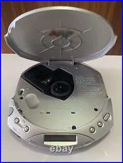 Sony D-E221 CD Walkman -Personal CD Player- Silver with case, headphones & charger