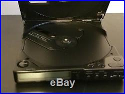 Sony Discman D-15 Portable CD Player With case and AC adapter