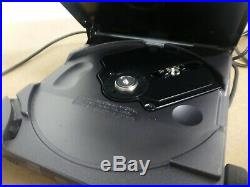 Sony Discman D-303 CD Player + ac adapter case and headphones