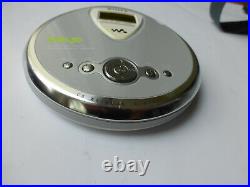 Sony Walkman D-NF400 TV/Weather/FM/AM Atrac3plus MP3 CD Player with Case Working