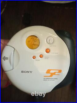 Sony Walkman Sports S2 D-SJ301 CD Player G-Protection with headphones and strap